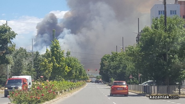 Голям пожар гори в източния край на Казанлък/ОБНОВЕНА