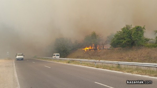 Голям пожар гори в източния край на Казанлък/ОБНОВЕНА