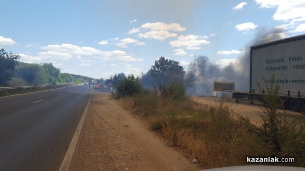 Голям пожар гори в източния край на Казанлък/ОБНОВЕНА