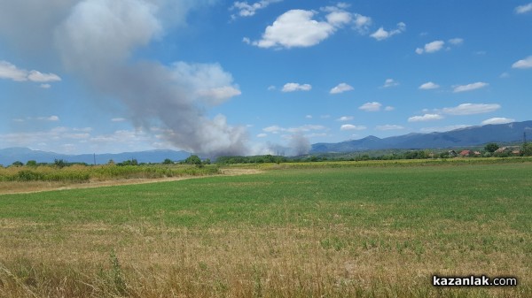 Голям пожар гори в източния край на Казанлък/ОБНОВЕНА