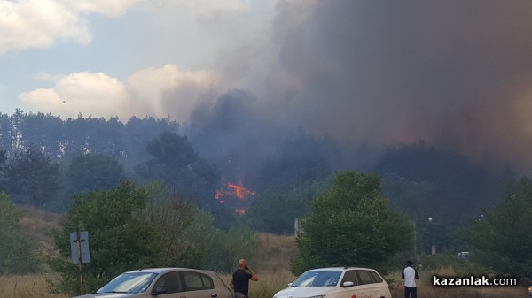 Голям пожар гори в източния край на Казанлък/ОБНОВЕНА