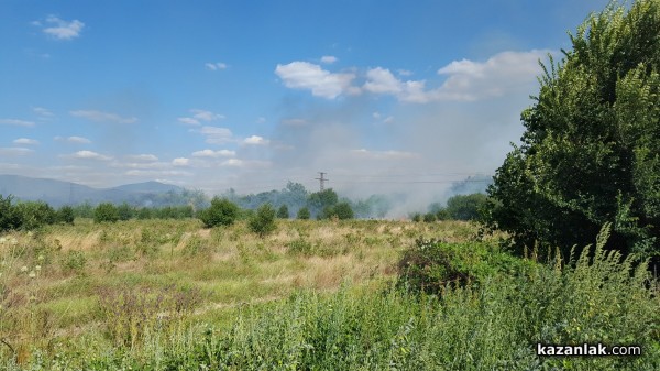 Втори пожар лумна в Казанлък, този път северно от Института по розата / ОБНОВЕНА