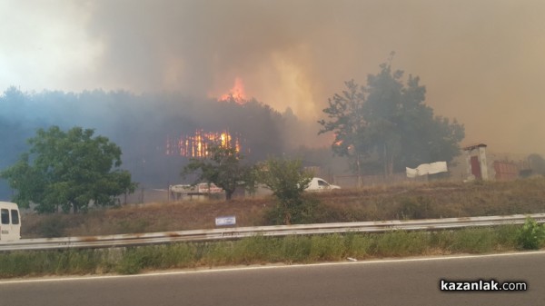 Голям пожар гори в източния край на Казанлък/ОБНОВЕНА