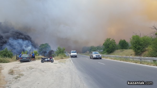 Голям пожар гори в източния край на Казанлък/ОБНОВЕНА