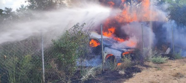 Кола и постройка изгоряха. Пожарът засегна и съседен имот