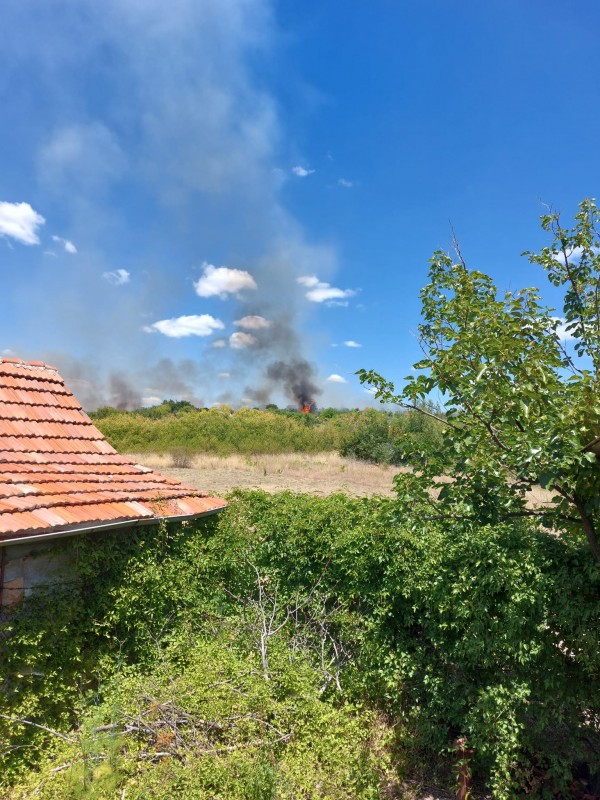 Голям пожар гори в източния край на Казанлък/ОБНОВЕНА