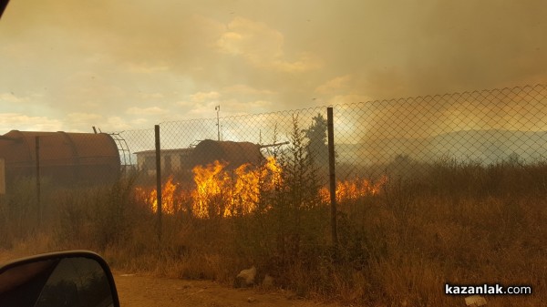 Голям пожар гори в източния край на Казанлък/ОБНОВЕНА