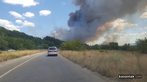 Голям пожар гори в източния край на Казанлък/ОБНОВЕНА