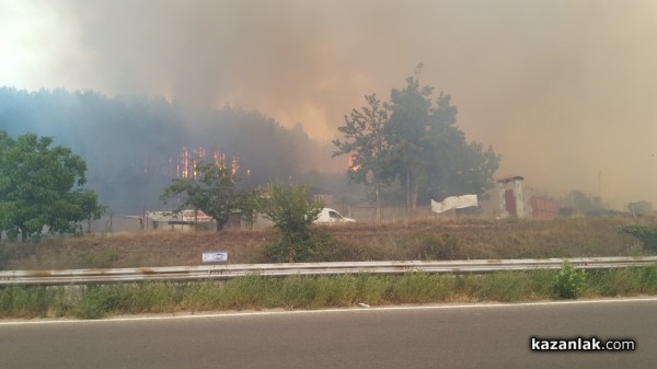 Голям пожар гори в източния край на Казанлък/ОБНОВЕНА