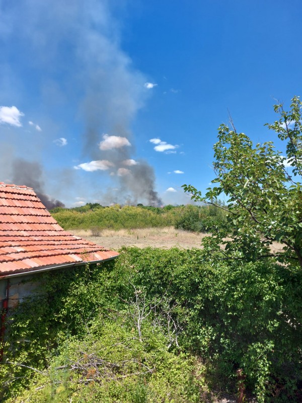 Голям пожар гори в източния край на Казанлък/ОБНОВЕНА