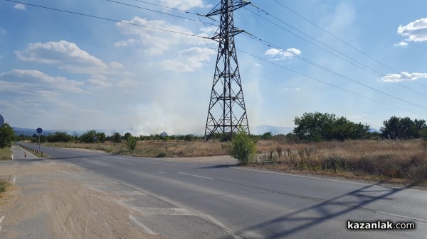 Втори пожар лумна в Казанлък, този път северно от Института по розата / ОБНОВЕНА