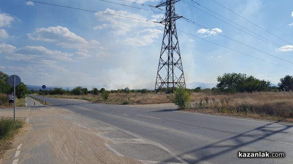 Втори пожар лумна в Казанлък, този път северно от Института по розата / ОБНОВЕНА
