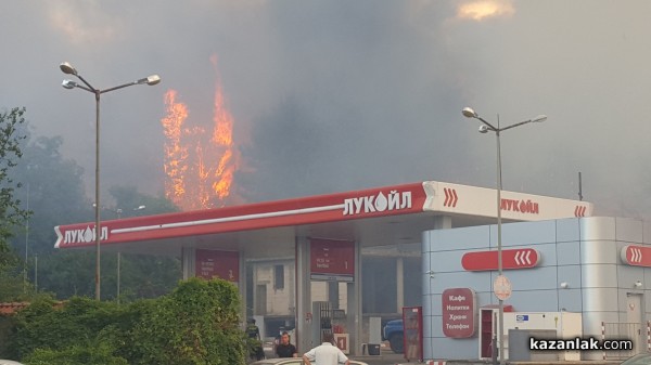 Голям пожар гори в източния край на Казанлък/ОБНОВЕНА