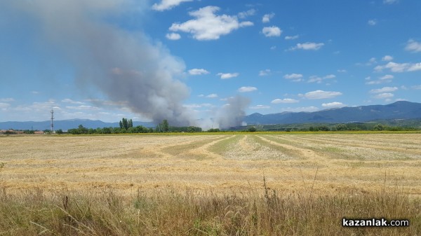 Голям пожар гори в източния край на Казанлък/ОБНОВЕНА