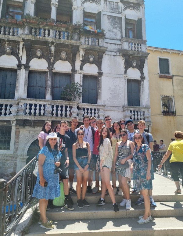 Ученици от ПМГ „Никола Обрешков“ се завърнаха от практика в Италия