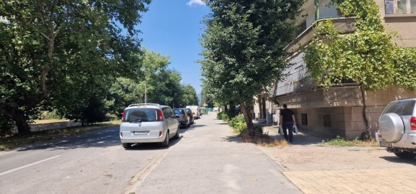 Нови тротоари, асфалтирани улици и междублокови пространства в Kазанлък