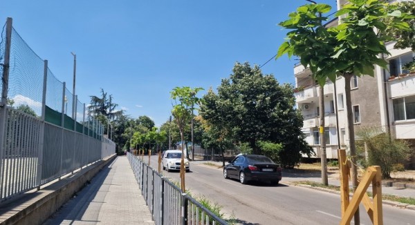 Нови тротоари, асфалтирани улици и междублокови пространства в Kазанлък