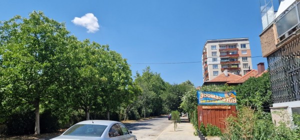 Нови тротоари, асфалтирани улици и междублокови пространства в Kазанлък