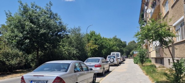 Нови тротоари, асфалтирани улици и междублокови пространства в Kазанлък