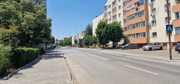 Нови тротоари, асфалтирани улици и междублокови пространства в Kазанлък