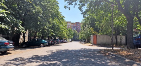 Нови тротоари, асфалтирани улици и междублокови пространства в Kазанлък