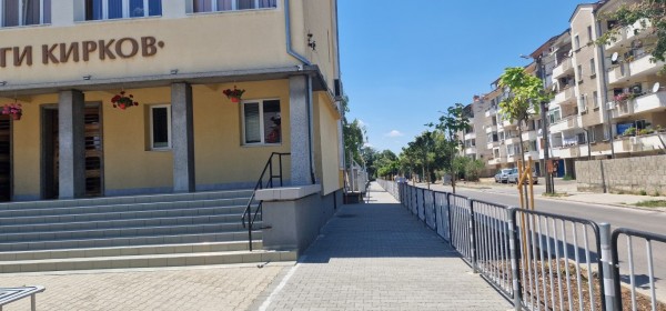 Нови тротоари, асфалтирани улици и междублокови пространства в Kазанлък