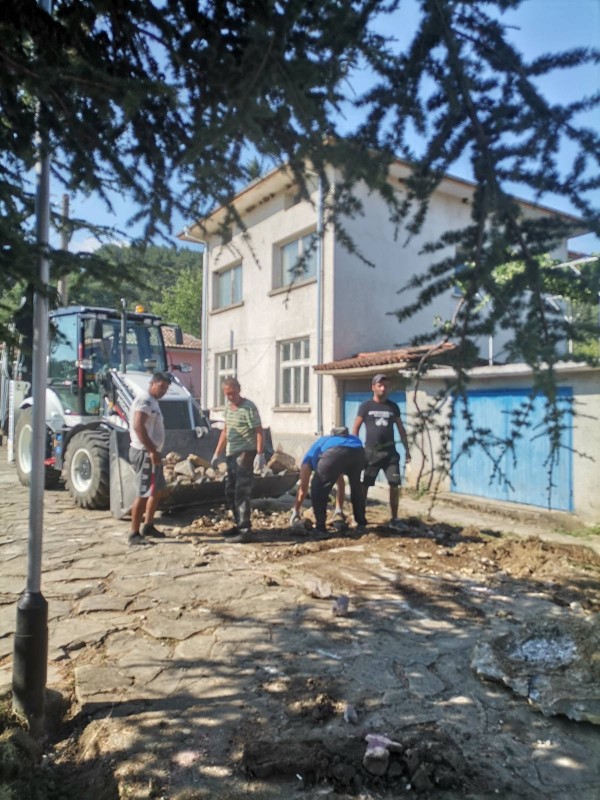 Ремонтират площада в село Турия