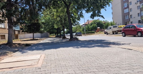 Нови тротоари, асфалтирани улици и междублокови пространства в Kазанлък