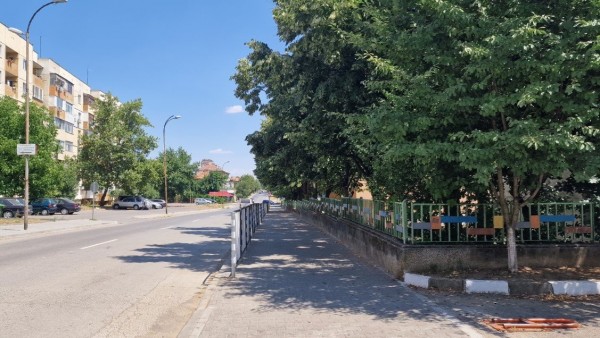 Нови тротоари, асфалтирани улици и междублокови пространства в Kазанлък