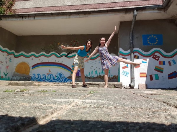 Деца и младежи изрисуваха стената на читалището в Шейново