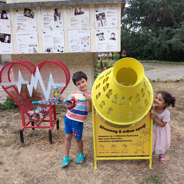 Два „Шишеяд“-а отправят послание към казанлъчани: Рециклирай ме!