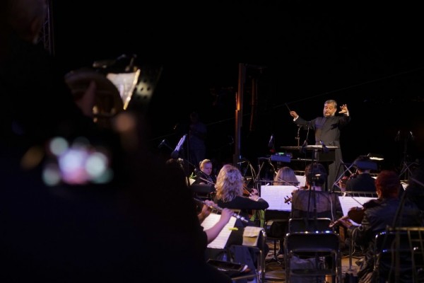 Нети влиза в ролята на хубавата Елена в една от оперните вечери на брега на яз. Копринка