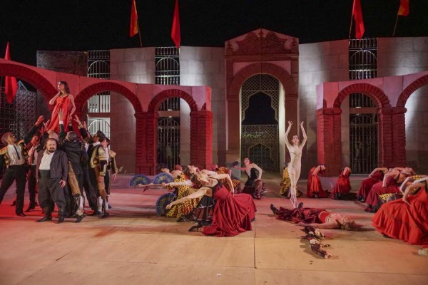 Нети влиза в ролята на хубавата Елена в една от оперните вечери на брега на яз. Копринка