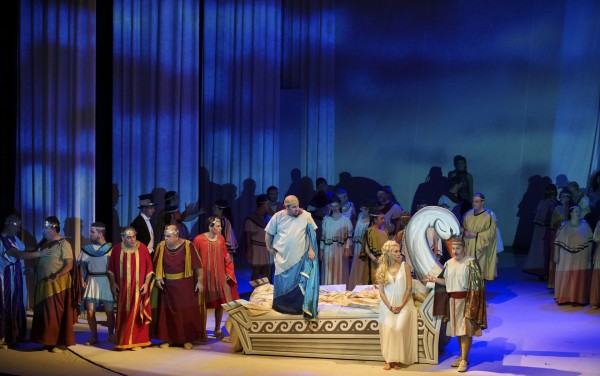 Нети влиза в ролята на хубавата Елена в една от оперните вечери на брега на яз. Копринка