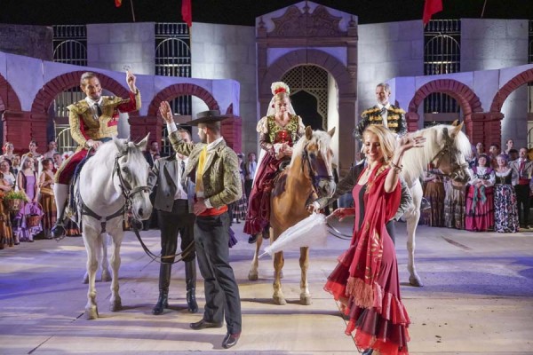 Нети влиза в ролята на хубавата Елена в една от оперните вечери на брега на яз. Копринка