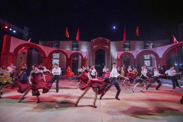 Нети влиза в ролята на хубавата Елена в една от оперните вечери на брега на яз. Копринка