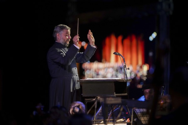 Нети влиза в ролята на хубавата Елена в една от оперните вечери на брега на яз. Копринка