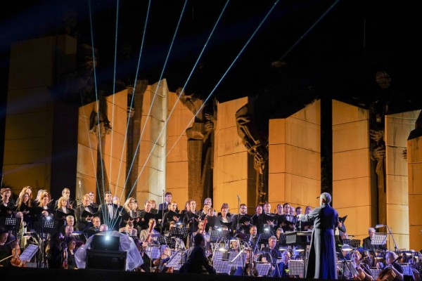 Нети влиза в ролята на хубавата Елена в една от оперните вечери на брега на яз. Копринка