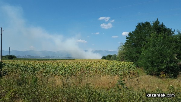 Пожар между Казанлък и Бузовград 