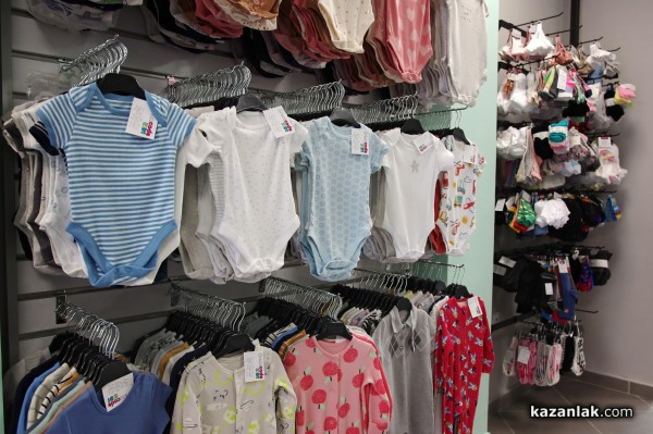 Новият магазин за детски дрешки DRESSCODE Kids посреща най-малките с детски кът