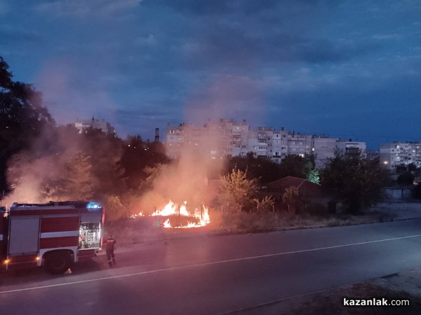 Треви пламнаха в близост до постройки в Източното тази вечер