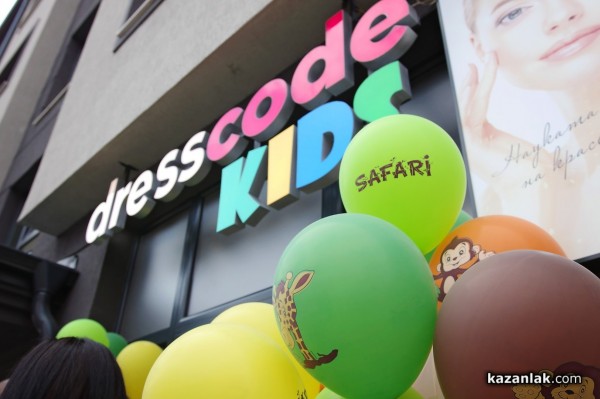 Новият магазин за детски дрешки DRESSCODE Kids посреща най-малките с детски кът