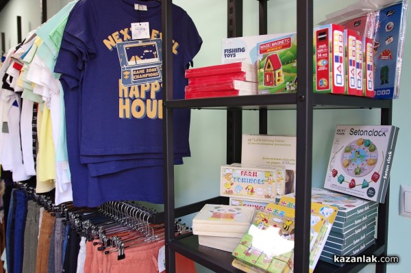 Новият магазин за детски дрешки DRESSCODE Kids посреща най-малките с детски кът