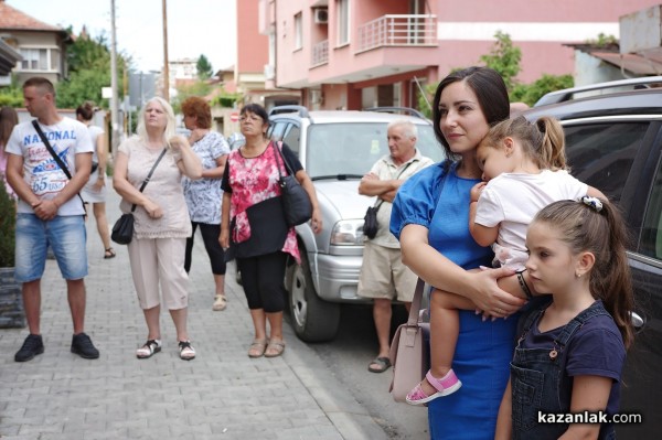 Новият магазин за детски дрешки DRESSCODE Kids посреща най-малките с детски кът