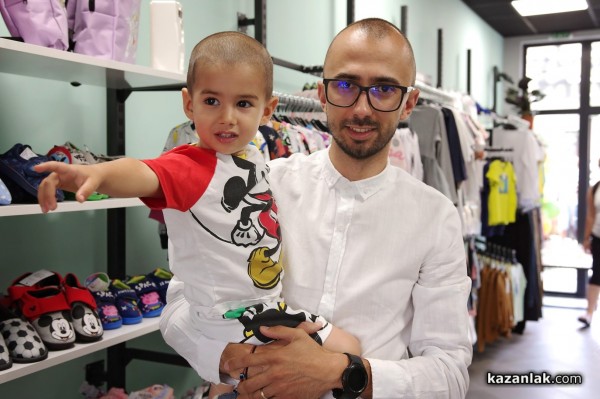 Новият магазин за детски дрешки DRESSCODE Kids посреща най-малките с детски кът