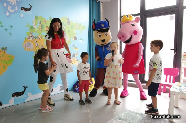 Новият магазин за детски дрешки DRESSCODE Kids посреща най-малките с детски кът