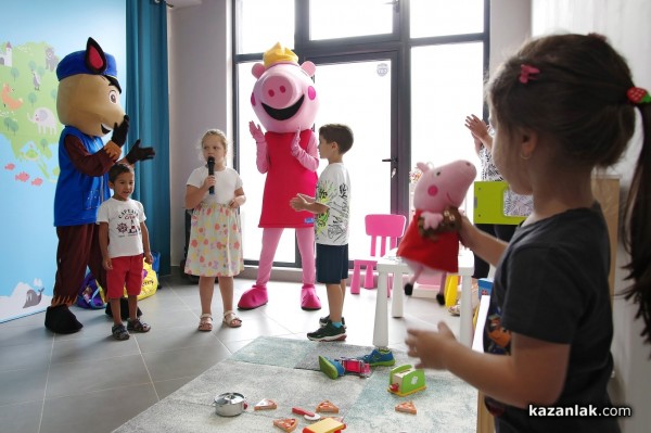 Новият магазин за детски дрешки DRESSCODE Kids посреща най-малките с детски кът