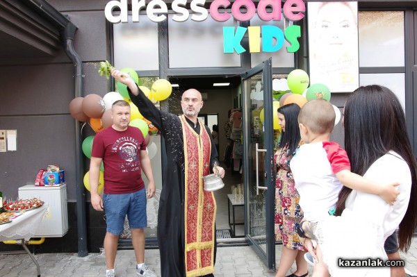 Новият магазин за детски дрешки DRESSCODE Kids посреща най-малките с детски кът