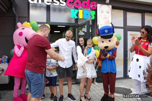 Новият магазин за детски дрешки DRESSCODE Kids посреща най-малките с детски кът