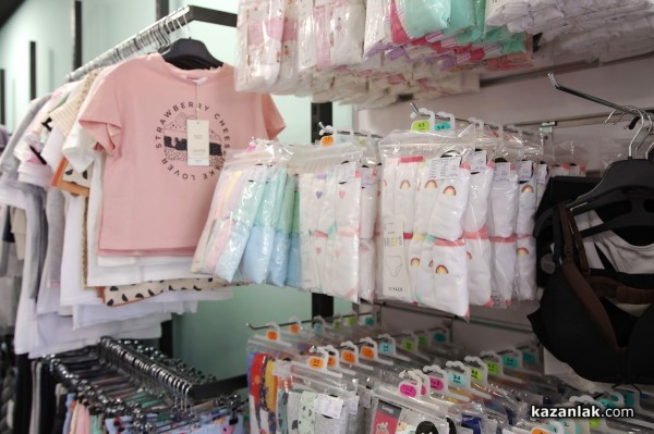 Новият магазин за детски дрешки DRESSCODE Kids посреща най-малките с детски кът